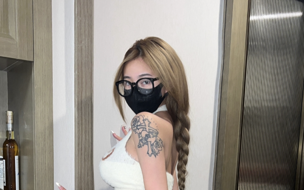 抖音网红小U优优子维密图片分享，豪爽大胆不拘小节！
